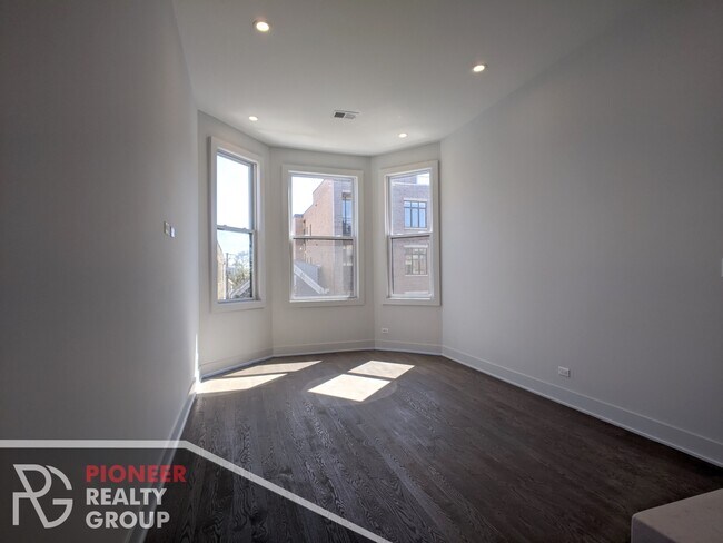 Building Photo - 2121 W Belmont Ave