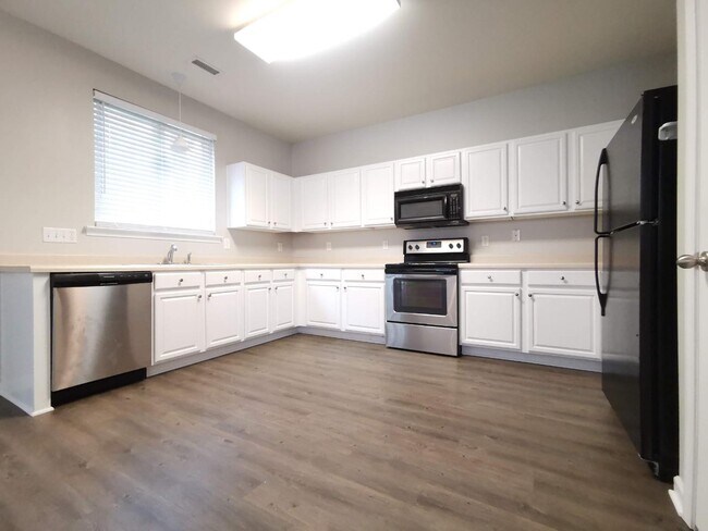 Building Photo - 2020 Remington Oaks Cir