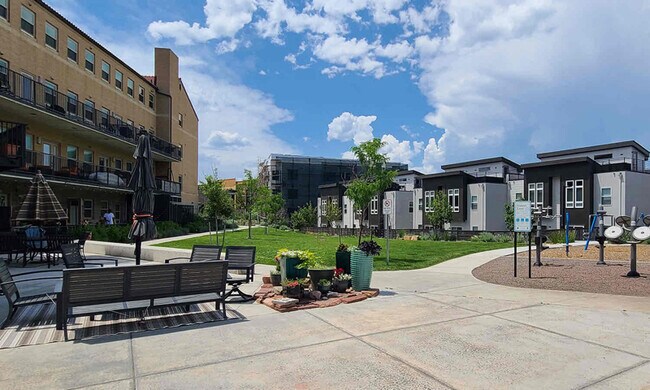 Building Photo - 2824 W Parkside Pl