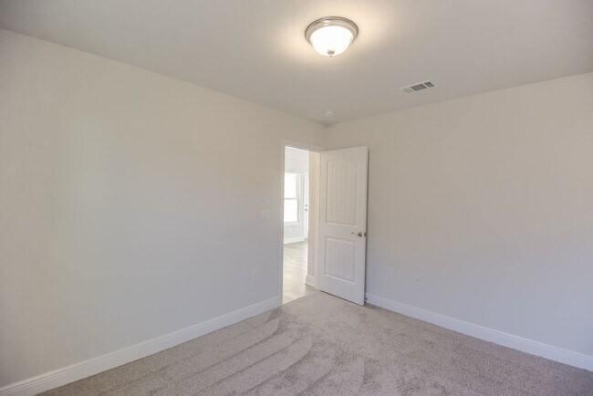 Building Photo - 4 Bedroom/2 Bath