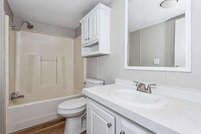 Building Photo - Adorable 3 Bedroom/2 Bath with lots of space! Available on 2/23/26!