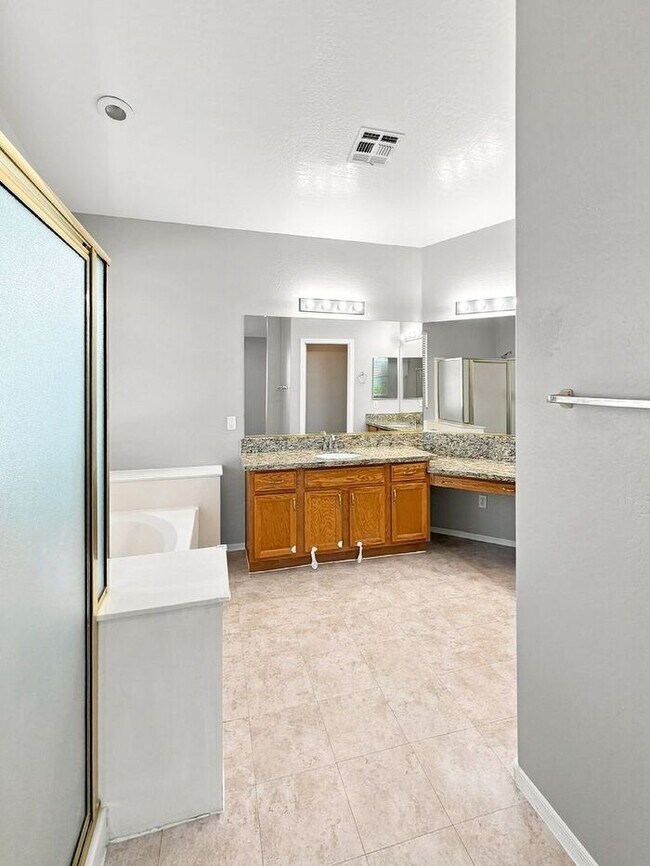 Building Photo - Spacious Chandler Home with RV Gate & 3-Car Garage!