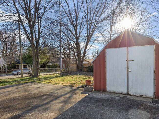 Building Photo - Amazing location!!!!!  Beautiful 3 bed 1 bath close to Eastern Kentucky University and downtown