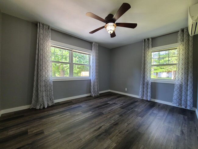 Building Photo - Three Bedroom, One Bath House in Benton Ha...