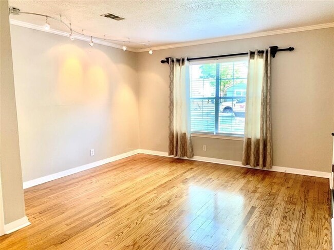 Building Photo - 8318 Highcrest Dr