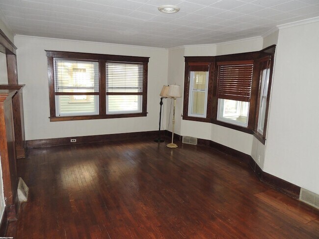 Building Photo - 506 Hawthorn Ave