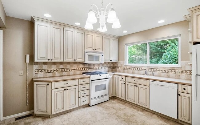 Building Photo - 3375 Brunswick Dr