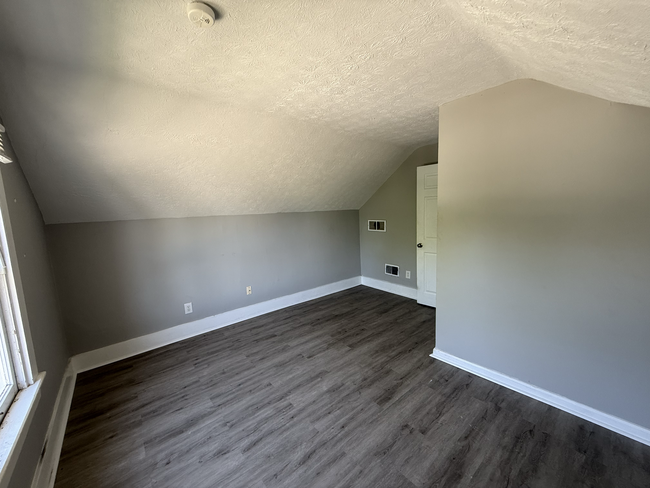 Building Photo - 622 Sennett St