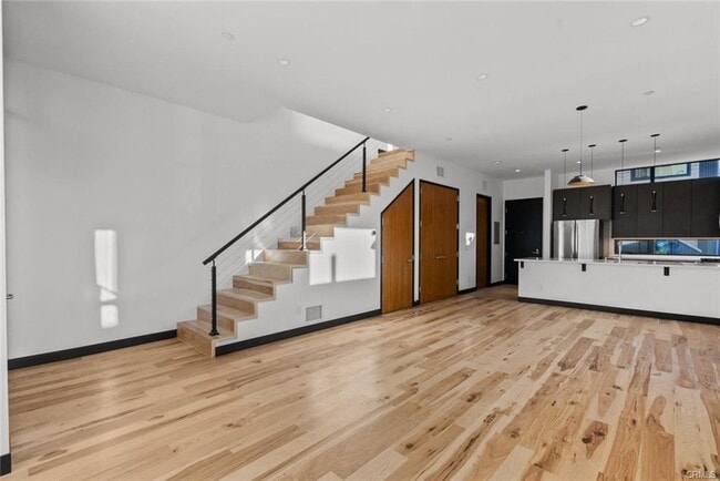 Building Photo - 922 W Clark Ave