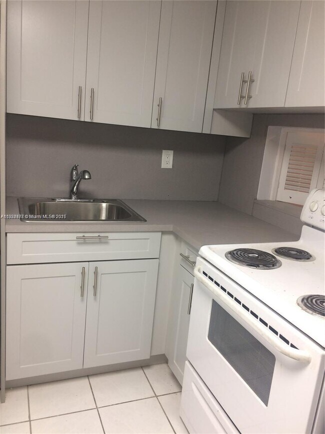 Building Photo - 2859 Leonard Dr