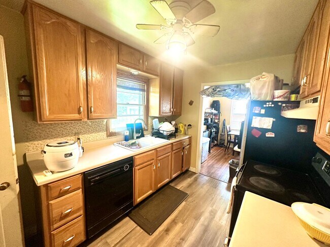 Building Photo - Charming 3 Bedroom Home in Heart if Maplew...