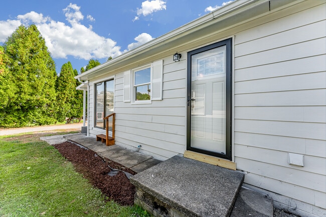 Building Photo - 702 E Park Ave