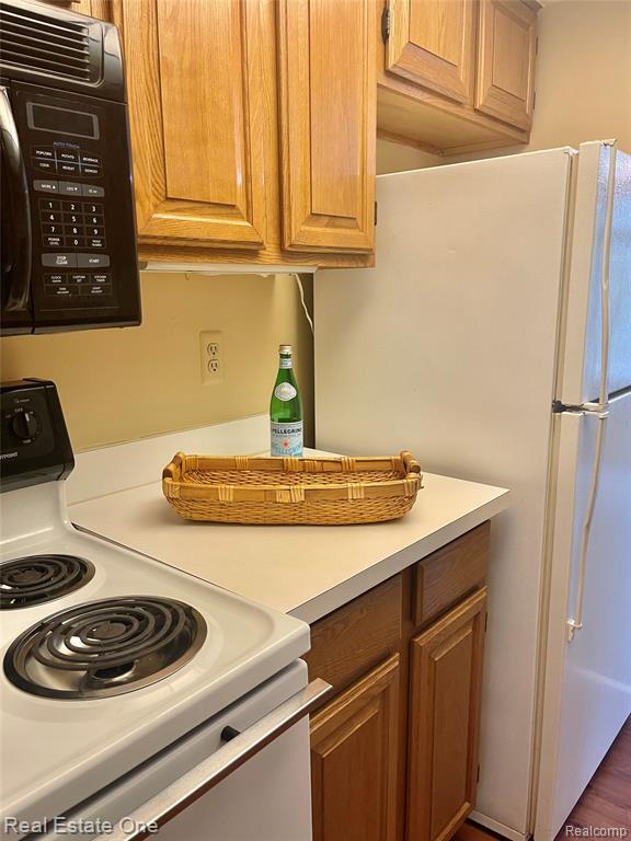 Building Photo - 688 E Fox Hills Dr