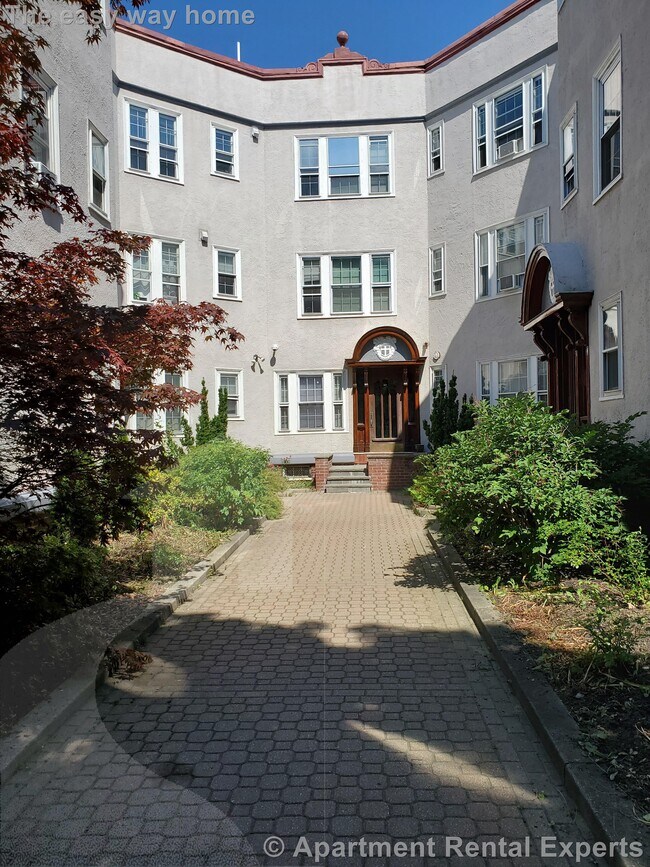 Building Photo - 158 Magazine St