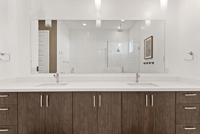 Building Photo - 4533 E Devonshire Ave