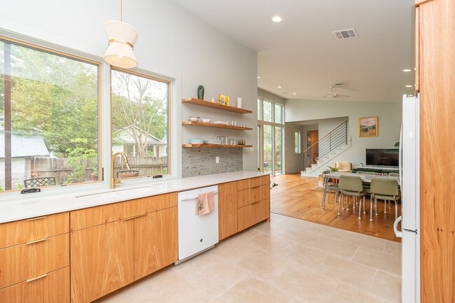 Building Photo - CHARMING, MODERN, CUSTOM HOME IN MID-CITY FOR RENT