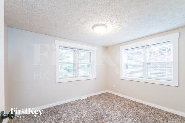 Building Photo - 648 Sycamore St