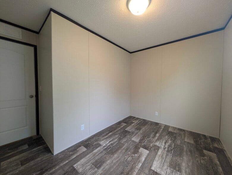 Building Photo - 15881 Villaire Ave