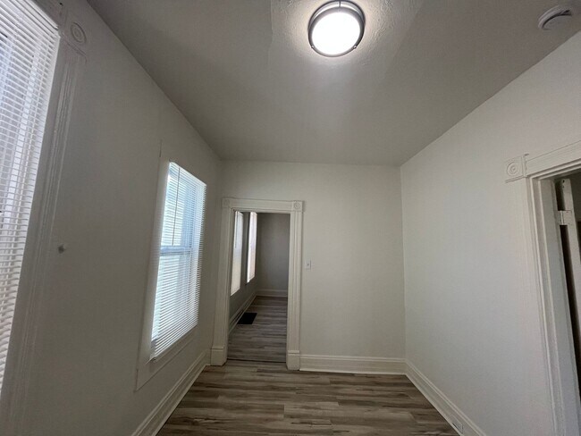 Building Photo - 4 bedroom 1 bath