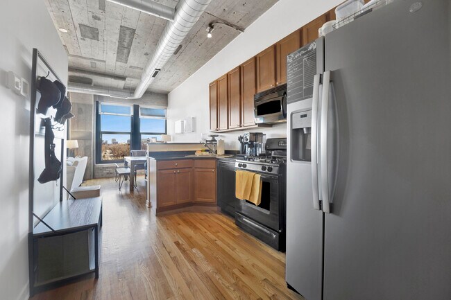 Building Photo - 1033 W 14th Pl