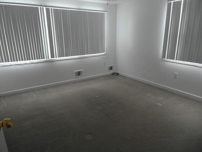 Building Photo - 3 Bedroom, 1.5 Bathroom Quadra-Plex