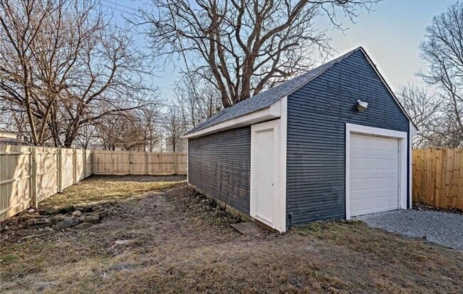Building Photo - SOUTH BROAD RIPPLE 2 BEDROOM W/BASEMENT RECENTLY UPDATED