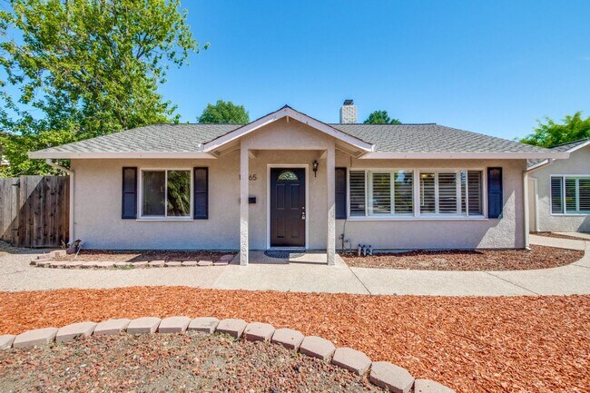 Building Photo - Large single family 4 Bed, 2 1/2 Bath Home...