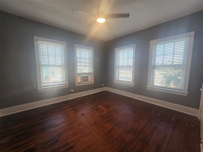 Building Photo - 725 J