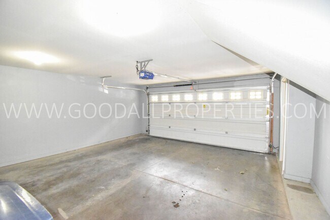 Building Photo - 2 Bedroom, 2.5 bath townhome in Urbandale ...