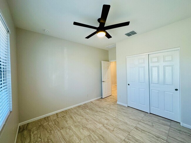 Building Photo - 1436 E Basalt Dr