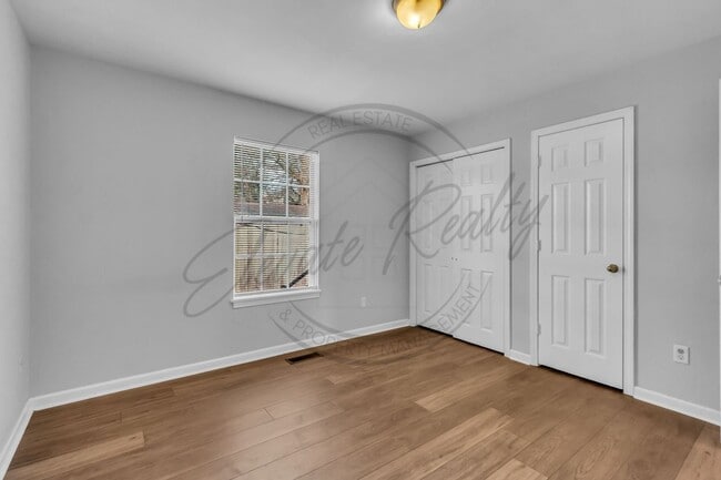 Building Photo - Two Bedroom Ranch Duplex in North Columbia (1/2 off first months rent)!