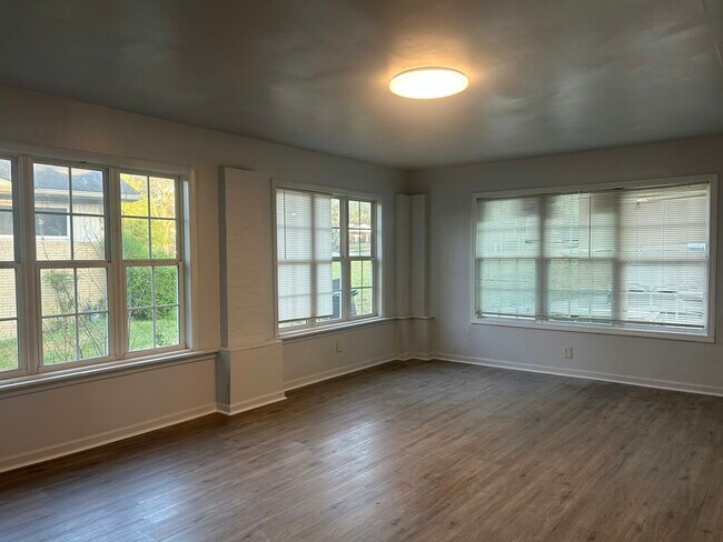 Building Photo - 1011 Ave Of Pines