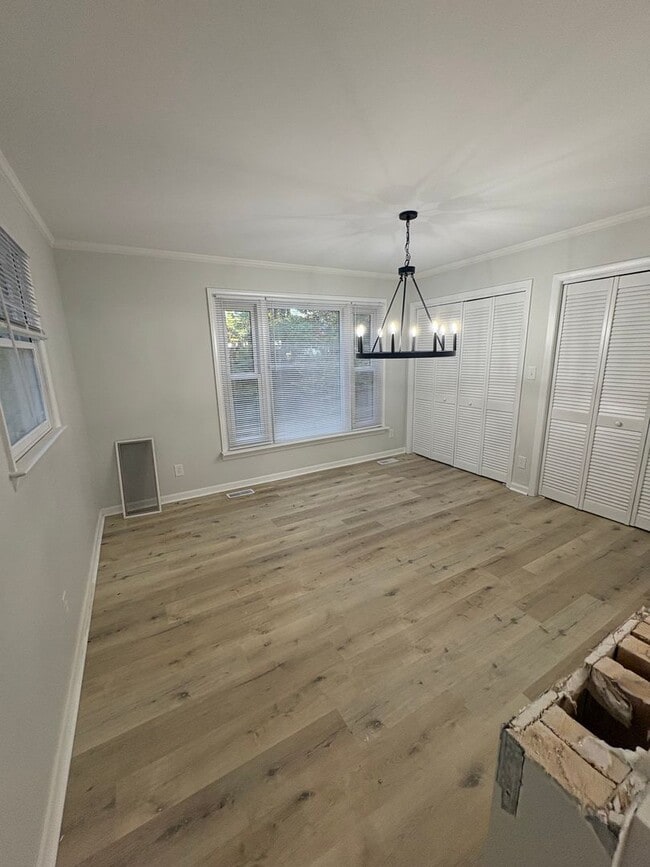 Building Photo - 3 bedroom/ 2 bathroom Newly renovated sing...