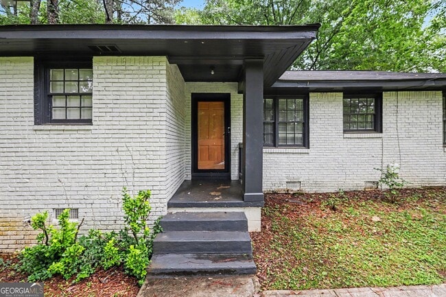 Building Photo - 3743 Poplar Dr