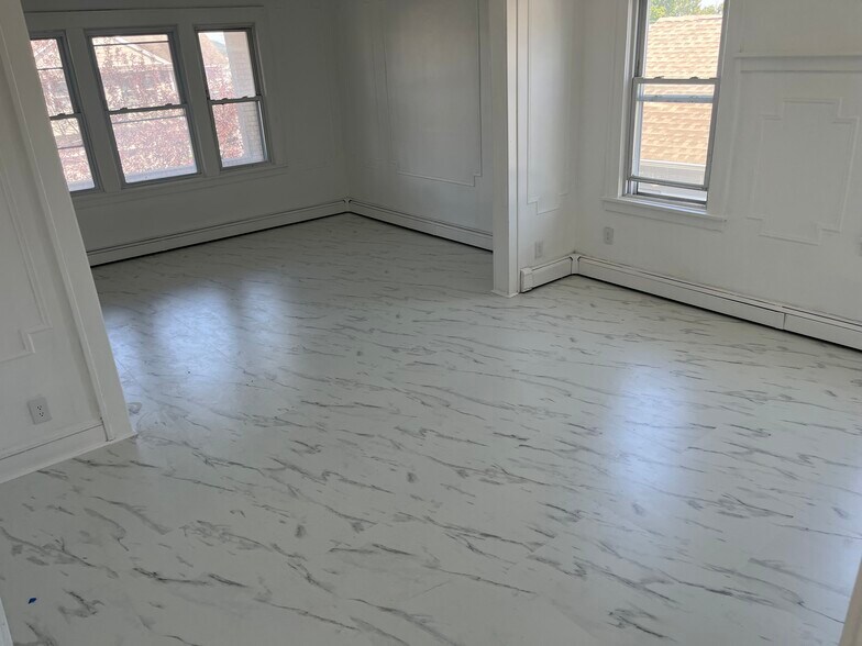 Building Photo - 247 Elm St