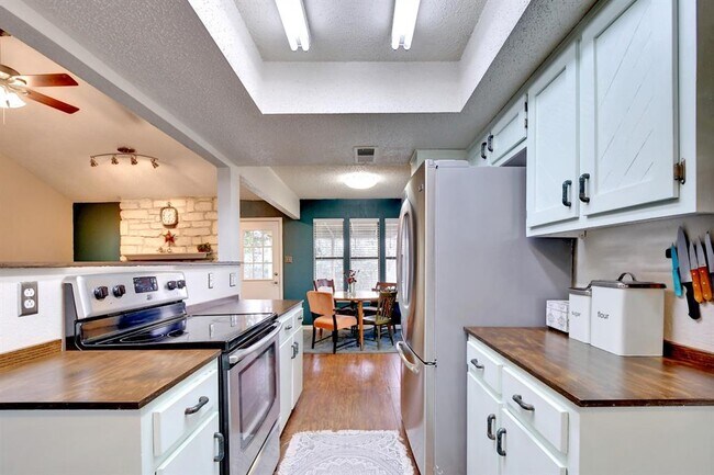 Building Photo - 506 S Mt Rushmore Dr