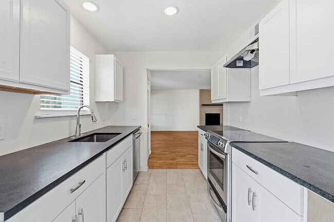 Building Photo - 2106 Lamplight Village Cir