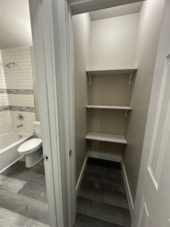 Building Photo - Large Open Concept 5BR/2BA Rent to Own Home