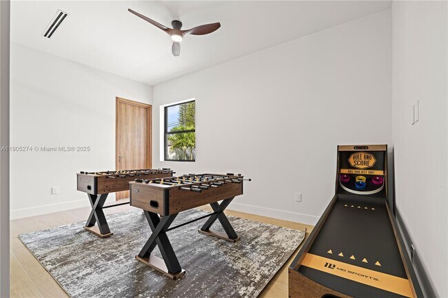 Building Photo - 543 NE 109th St