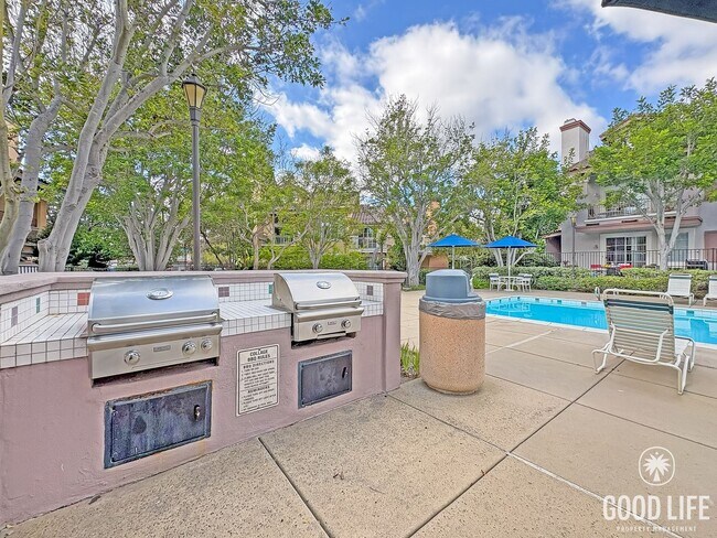 Building Photo - Modern comfort meets coastal living in thi...