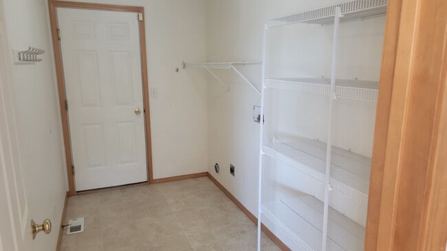 Building Photo - * MOVE IN SPECIAL* 1/2 OFF 1st FULL MONTH'...