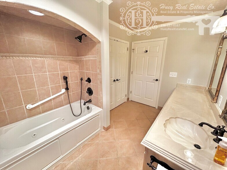 Building Photo - 204 Trail Four