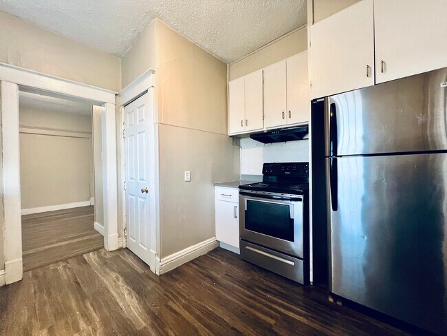 Kitchen - 604 Burton Ave