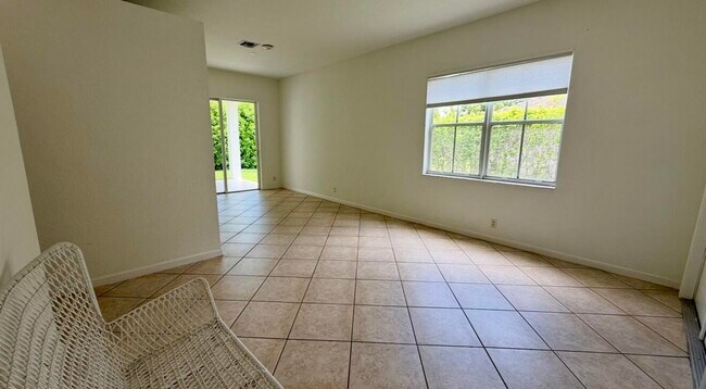 Building Photo - 522 Live Oak Ln