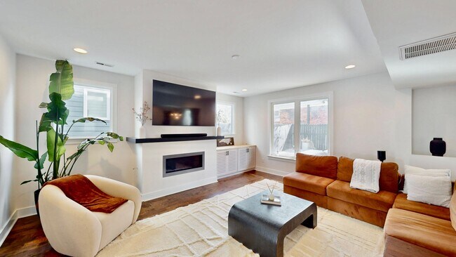 Building Photo - 1220 Lomax Ave