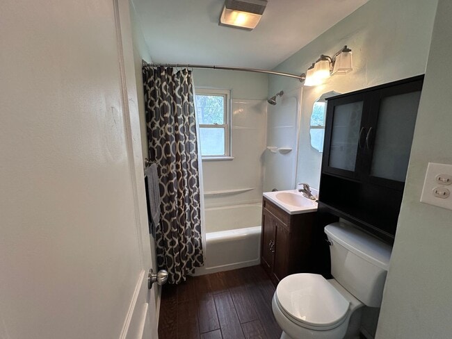 Building Photo - SPACIOUS 2 BEDROOM 1 BATH HOME