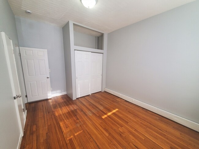 Building Photo - 10 Abbotsford St