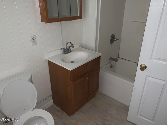 Building Photo - 9 James St