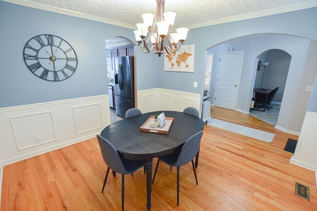 Building Photo - Pet Friendly in Sango!