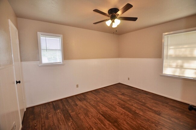Building Photo - FOR LEASE! 2 Bedroom, 1.5 Bathroom - Brick...